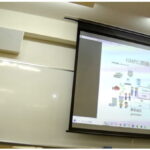 関西大学 食のリスクマネジメント講座 安達講師の登壇風景